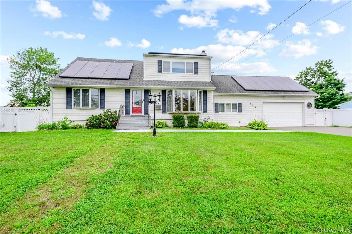 694 Pease LN, West Islip, NY 11795
