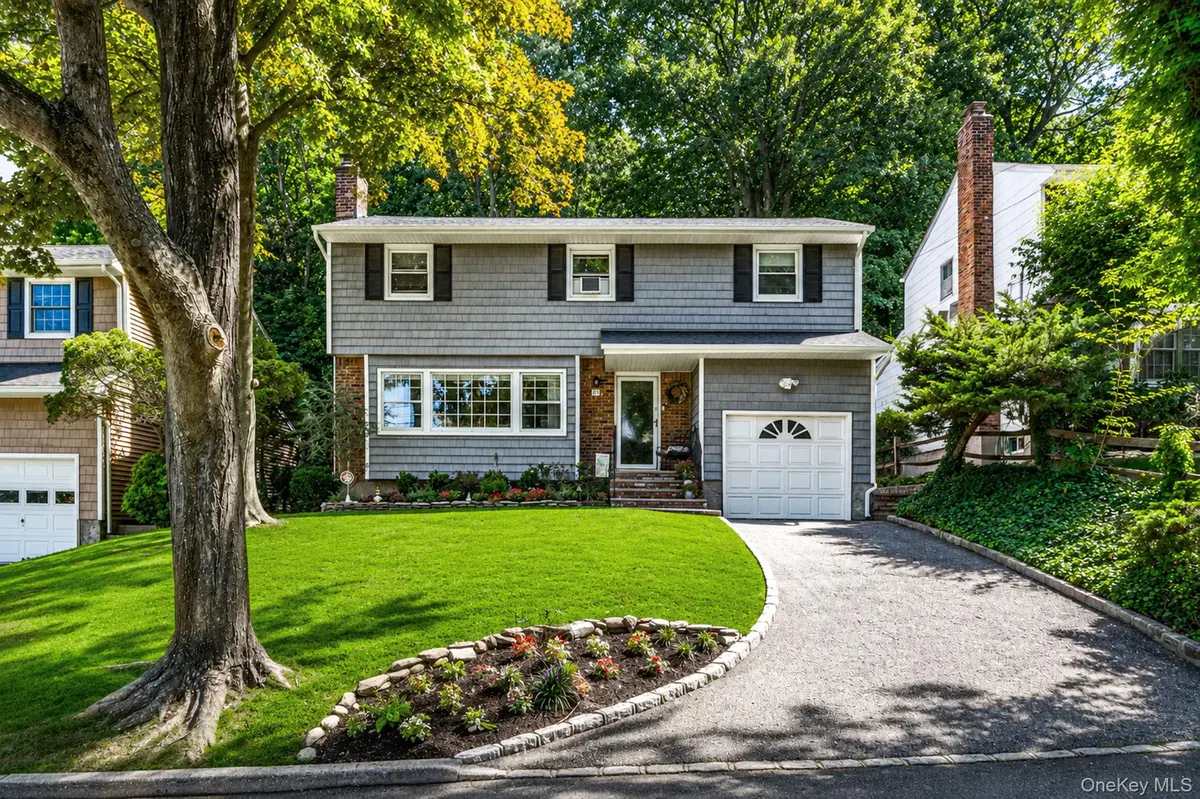 36 Briarwood DR, Huntington, NY 11743