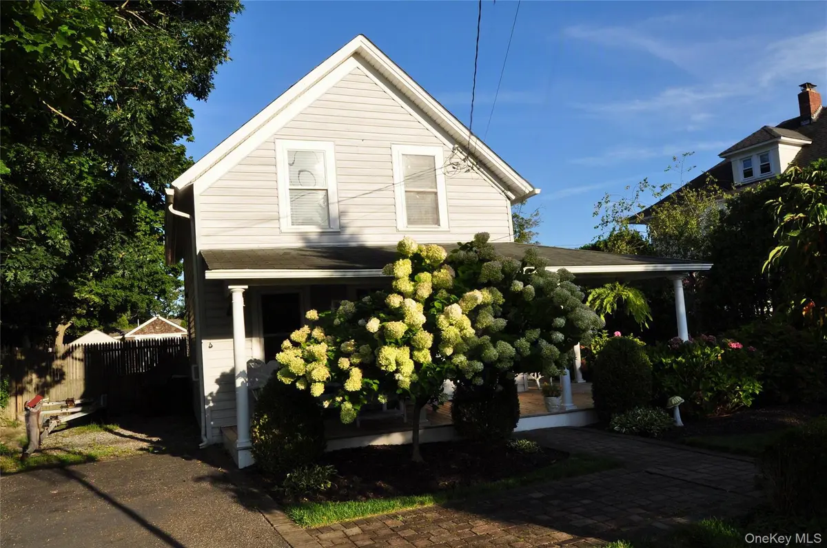 23 LAKE AVE, Center Moriches, NY 11934