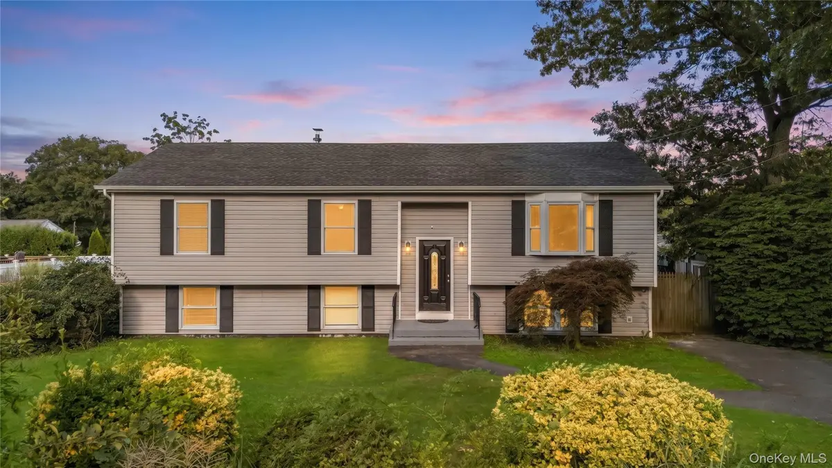 31 Concord RD, Shirley, NY 11967