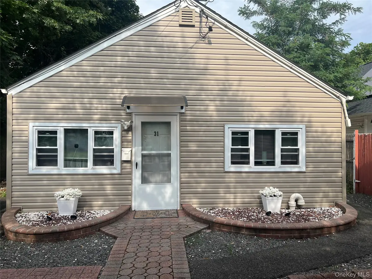 31 Harriet AVE, Hempstead, NY 11550