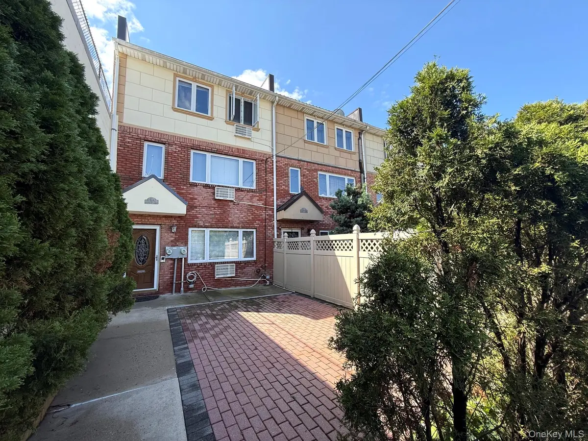6542 Metropolitan AVE, Middle Village, NY 11379