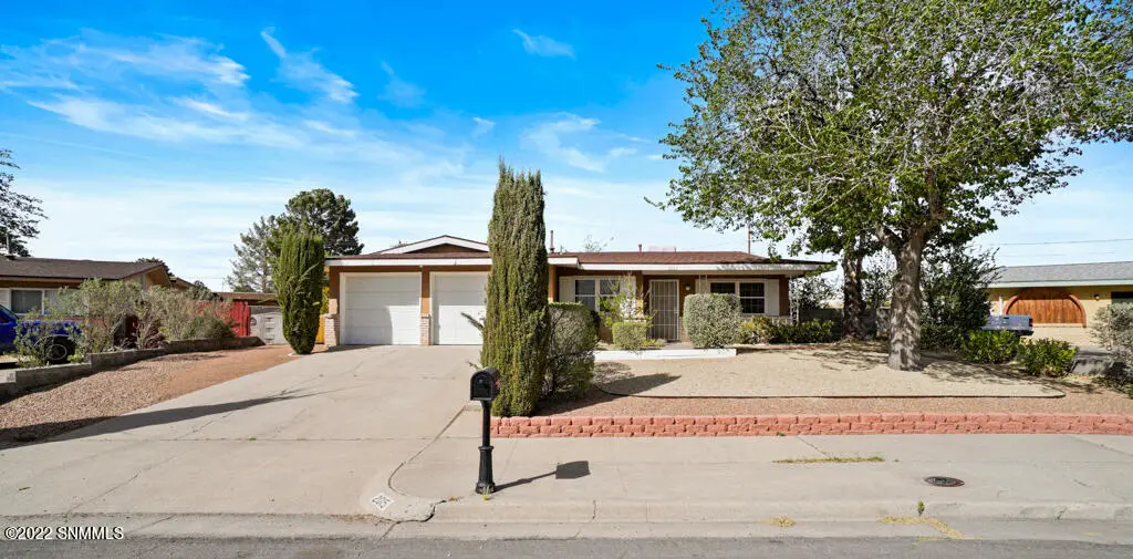 2015 Martha DR, Las Cruces, NM 88001