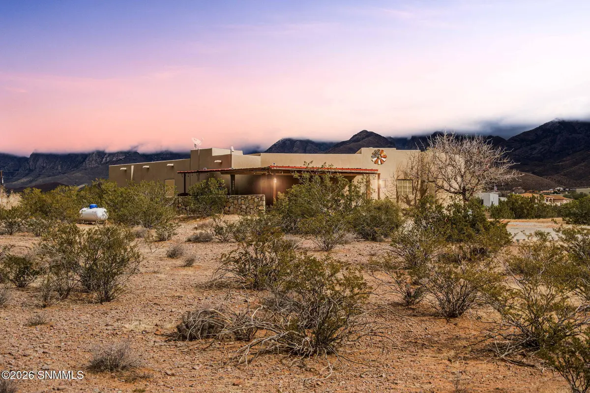 10085 Achenbach Canyon RD, Las Cruces, NM 88011