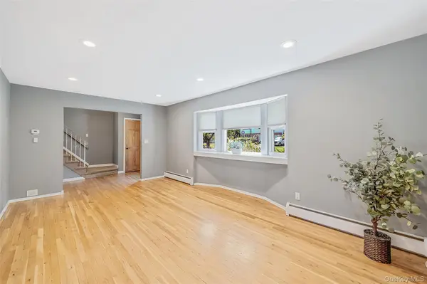 10 Foothill LN, Smithtown, NY 11787