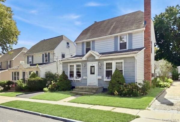 36 Hawthorne ST, Williston Park, NY 11596