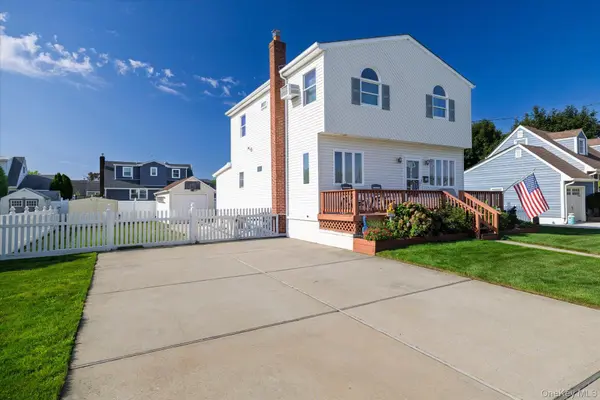 18 Dante PL, Amity Harbor, NY 11701