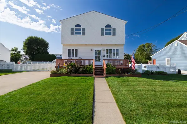 18 Dante PL, Amity Harbor, NY 11701
