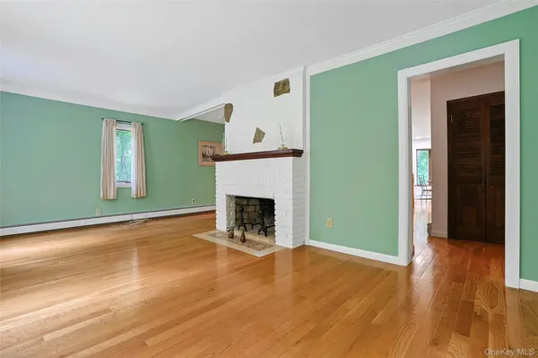 10 Highclere LN, Valhalla, NY 10595