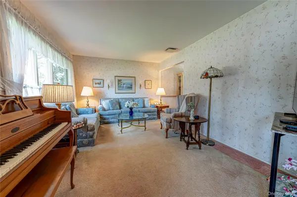 607 7th AVE, East Northport, NY 11731