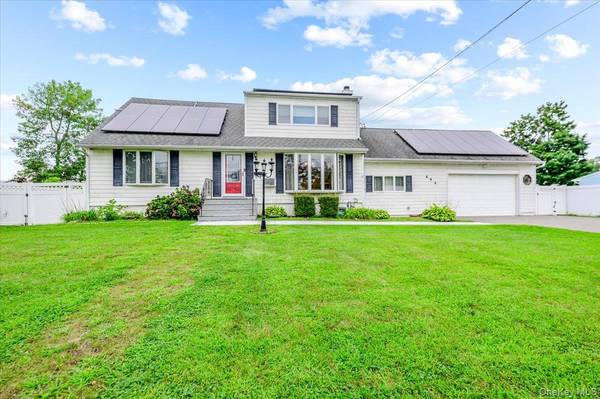 694 Pease LN, West Islip, NY 11795
