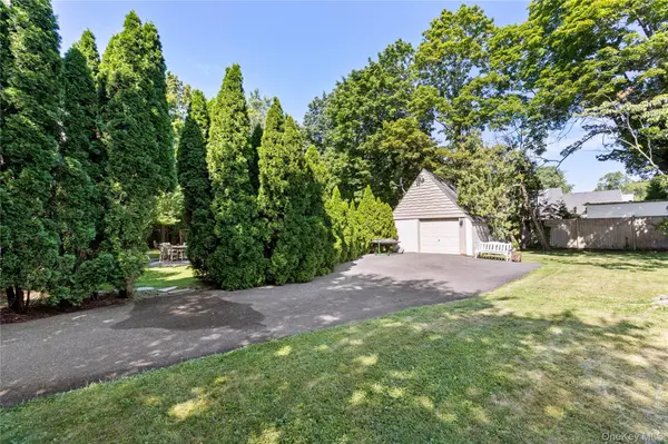 30 Merritts Pond RD, Riverhead, NY 11901