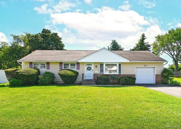 20 Sprucetree LN, South Huntington, NY 11746
