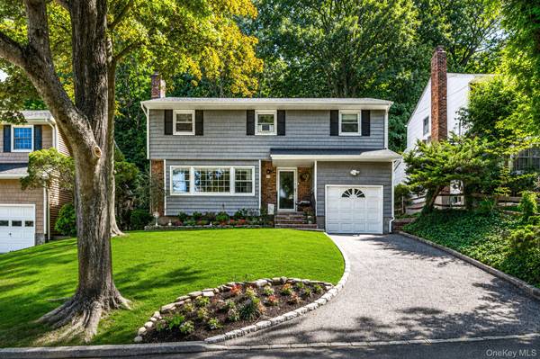 36 Briarwood DR, Huntington, NY 11743