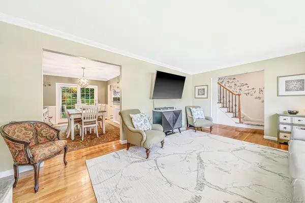 36 Briarwood DR, Huntington, NY 11743