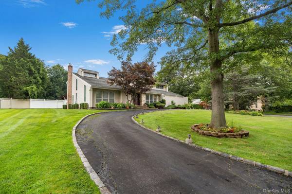 70 Juniper LN, Muttontown, NY 11791