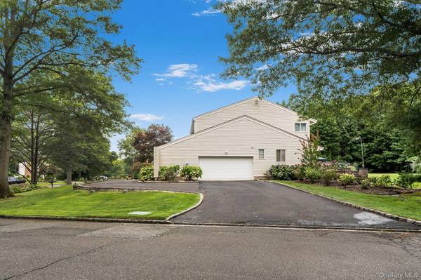 70 Juniper LN, Muttontown, NY 11791