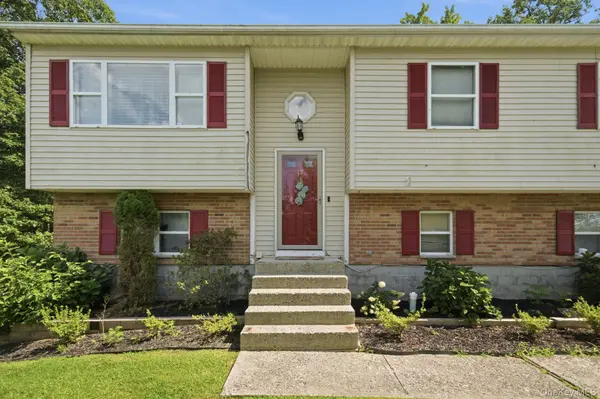 17 Old Hemlock DR, New Windsor, NY 12553