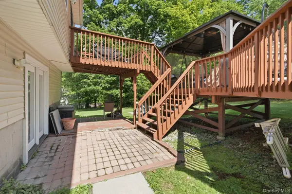 17 Old Hemlock DR, New Windsor, NY 12553