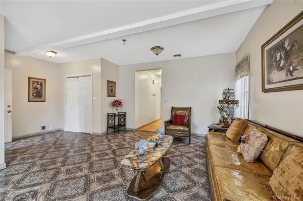 214 Avery PL, Cedarhurst, NY 11516