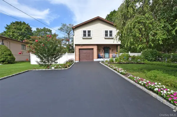 4 Huck Finn LN, Shoreham, NY 11786