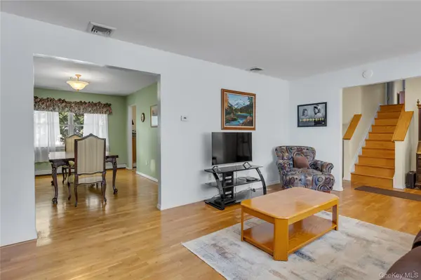 23 Dale LN, Smithtown, NY 11787