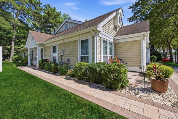 15 Glen DR, Ridge, NY 11961