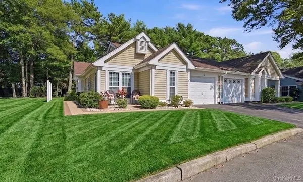 15 Glen DR, Ridge, NY 11961