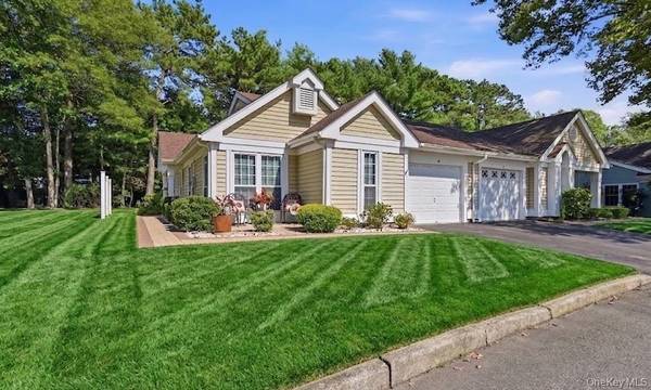 15 Glen DR, Ridge, NY 11961
