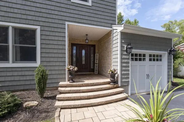 22 Sycamore LN, Commack, NY 11725