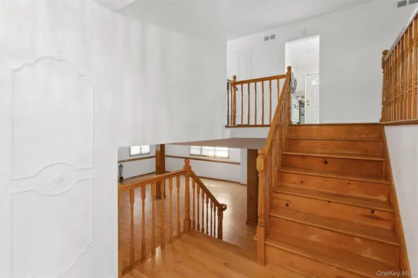 1031 Fordham LN, Woodmere, NY 11598