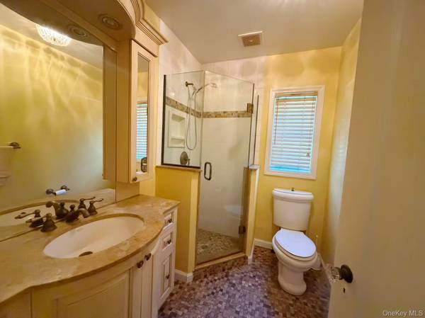68 Woodbine RD, East Hills, NY 11577