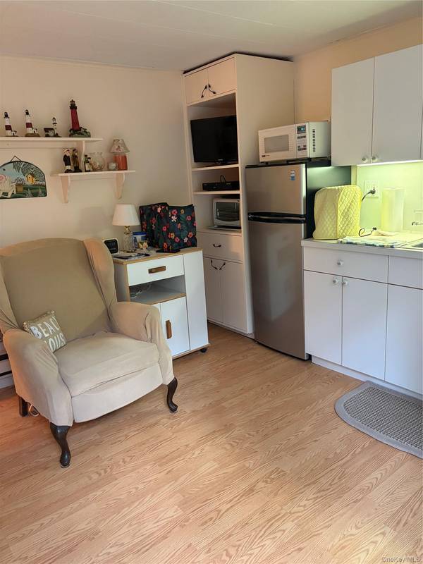 90 Springville RD #Unit 10, Hampton Bays, NY 11946