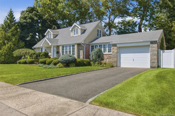 3 Cromwell RD, Carle Place, NY 11514