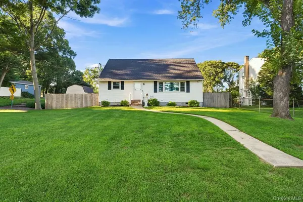 731 Muncey RD, West Islip, NY 11795