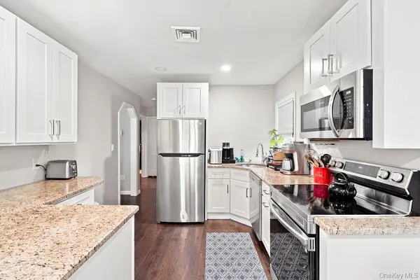 731 Muncey RD, West Islip, NY 11795