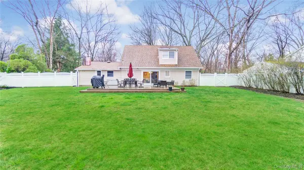 33 Spencer LN, Stony Brook, NY 11790