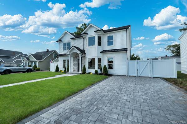 84 Rope LN, Levittown, NY 11756