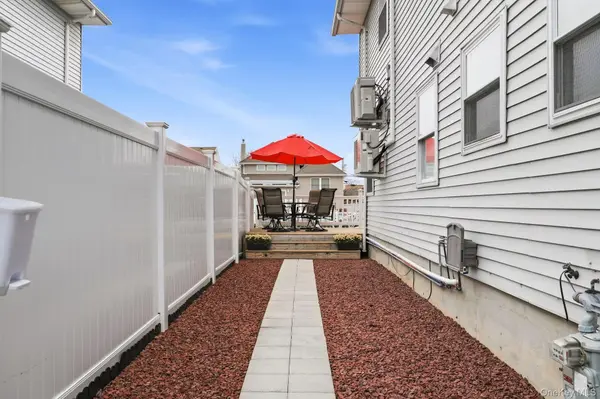 251 Arthur ST, Freeport, NY 11520