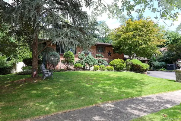 3 Mackay DR, Hauppauge, NY 11788