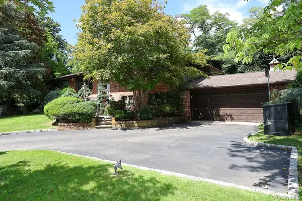 3 Mackay DR, Hauppauge, NY 11788