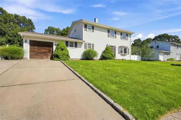 25 Harvey LN, Ronkonkoma, NY 11779