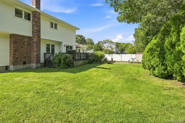 25 Harvey LN, Ronkonkoma, NY 11779