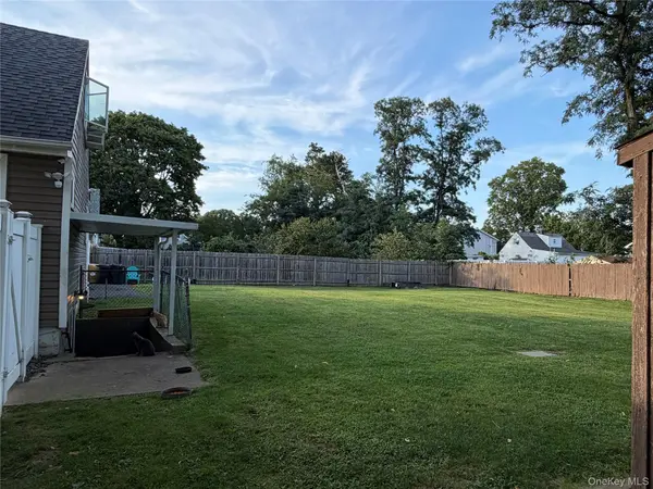 7 Crystal LN, Brentwood, NY 11717