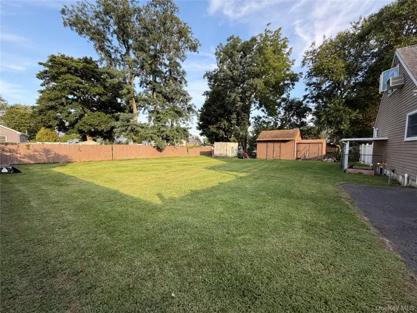 7 Crystal LN, Brentwood, NY 11717