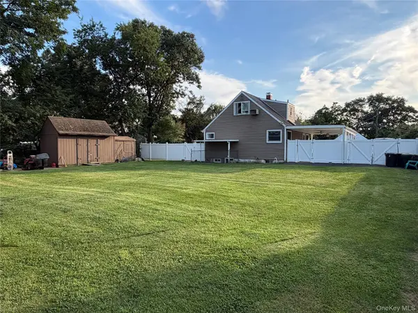 7 Crystal LN, Brentwood, NY 11717