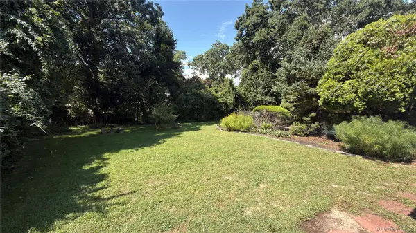 128 Rocky Point Landing RD, Rocky Point, NY 11778