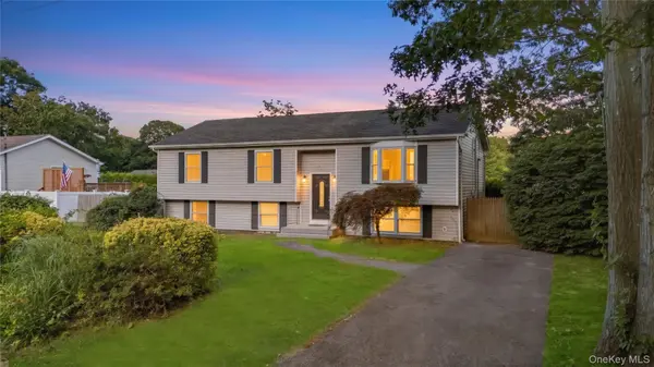 31 Concord RD, Shirley, NY 11967