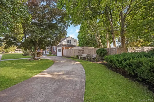 42 Spencer ST, Farmingdale, NY 11735