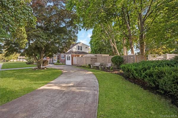 42 Spencer ST, Farmingdale, NY 11735